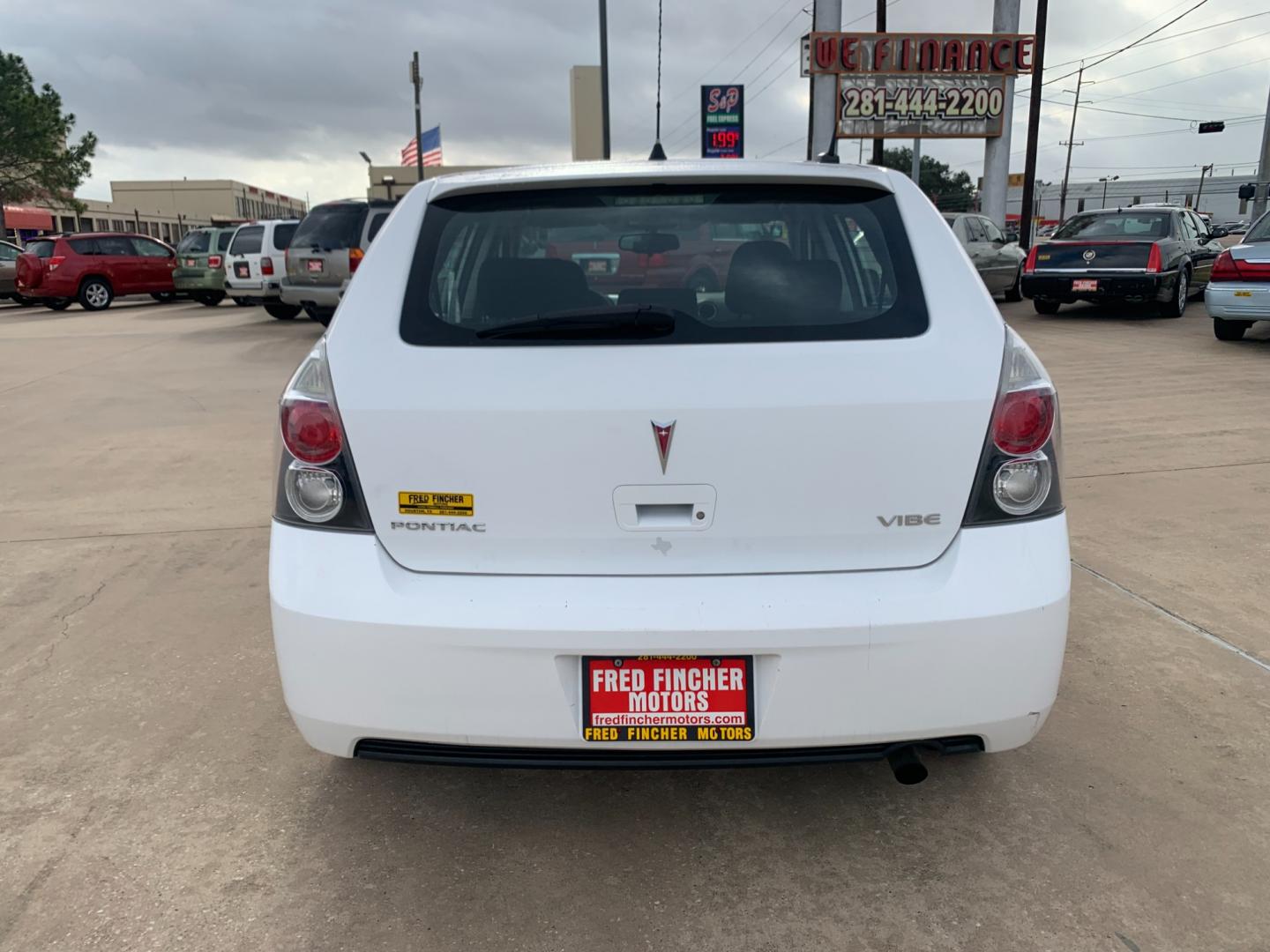 2009 white /black Pontiac Vibe 2.4L (5Y2SP67059Z) with an 2.4L L4 DOHC 16V engine, 4-Speed Automatic Overdrive transmission, located at 14700 Tomball Parkway 249, Houston, TX, 77086, (281) 444-2200, 29.928619, -95.504074 - Photo#5